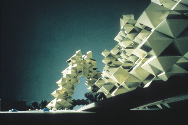 Moshe Safdie's Habitat New York I, a modular housing development squeezed in between the FDR Drive and the East River. 1968. <br>